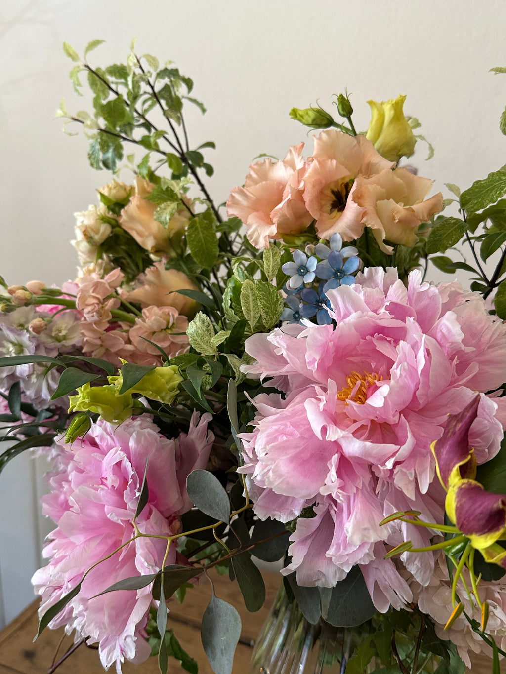 Copa  con flores de temporada